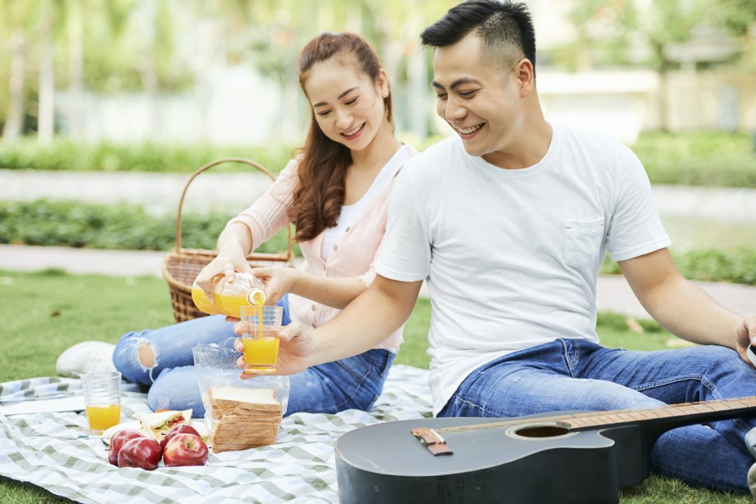 couple-drinking-juice-on-picnic.jpg